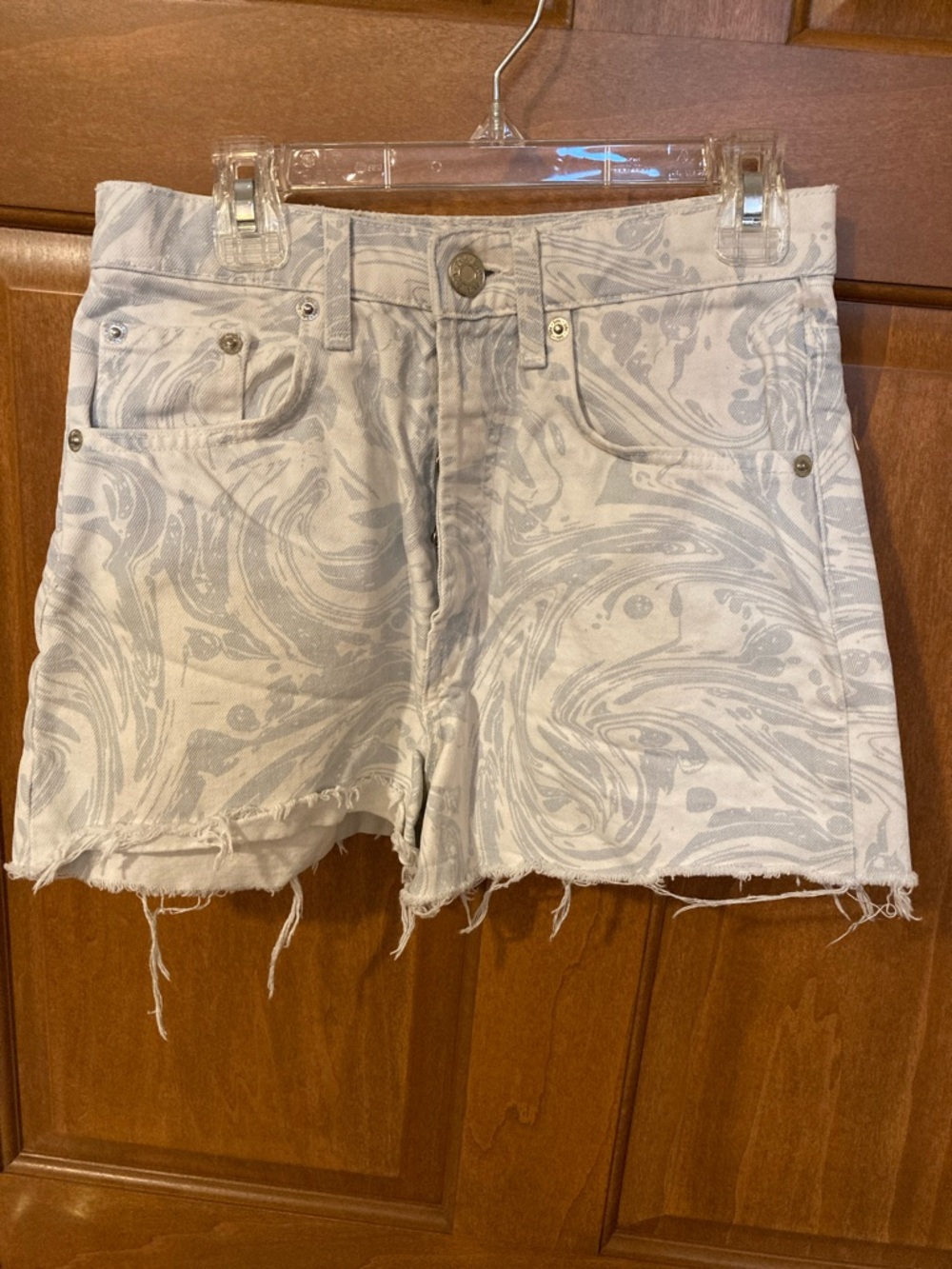 Frayed Hem Marble-Print Jean Shorts - White